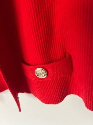 Cárdigan corto Maje rojo botones dorados