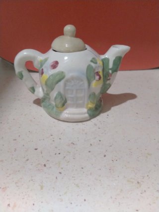 Figure di caffettiere a forma di case