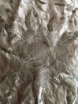 Mantón de Manila Bordado a Mano Negro