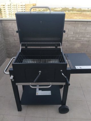 Barbacoa Naterial Negra y Plateada usada solo una