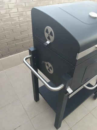 Barbacoa Naterial Negra y Plateada usada solo una