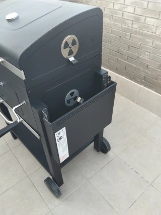 Barbacoa Naterial Negra y Plateada usada solo una