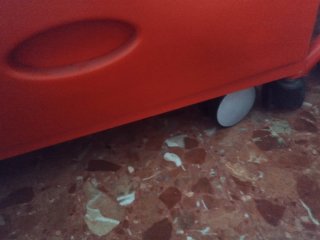 Mesita de noche roja de plástico y taburete