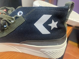 Zapatillas Converse Negras y Naranjas
