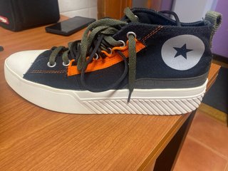 Zapatillas Converse Negras y Naranjas