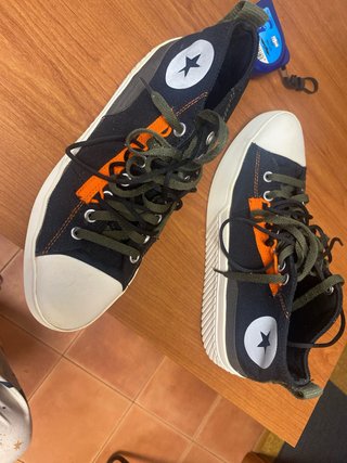 Zapatillas Converse Negras y Naranjas