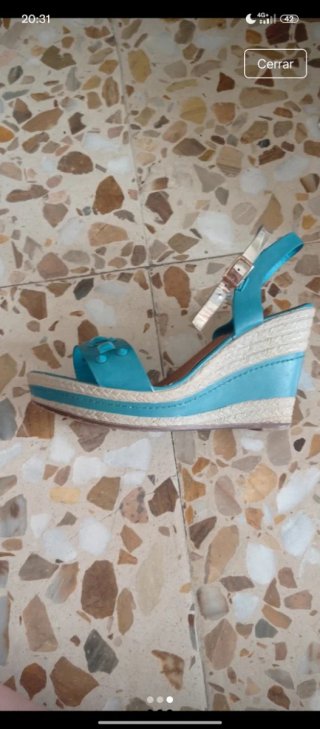 Sandalias de tacón azul con tachuelas