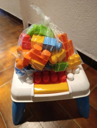 Mesa de juego con bloques de construcción