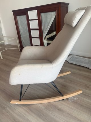 Mecedora beige de tela y madera