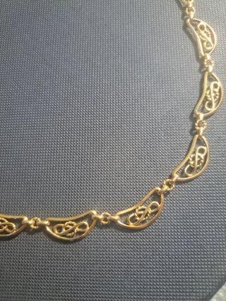 Gargantilla dorada con diseño de lunas
