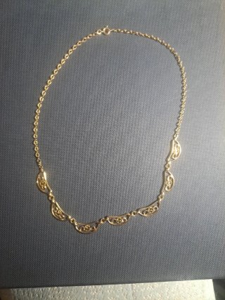 Gargantilla dorada con diseño de lunas