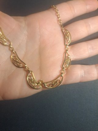 Gargantilla dorada con diseño de lunas