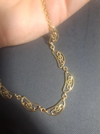 Gargantilla dorada con diseño de lunas