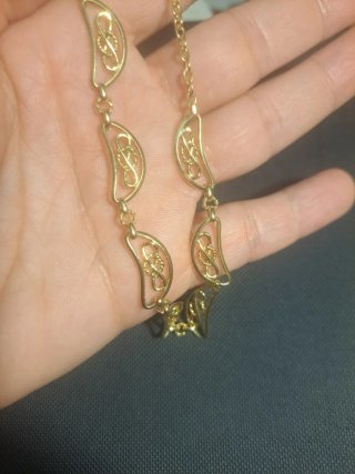 Gargantilla dorada con diseño de lunas