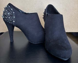 Botines negros Grace & Mila con tachuelas