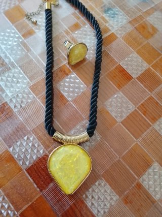 Conjunto collar y anillo con piedra amarilla