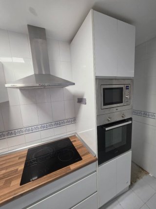 Cocina completa blanca y plateada