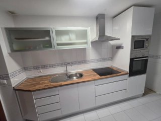 Cocina completa blanca y plateada