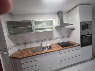 Cocina completa blanca y plateada