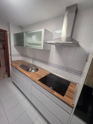 Cocina completa blanca y plateada