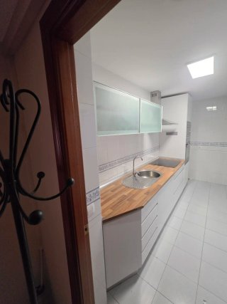 Cocina completa blanca y plateada