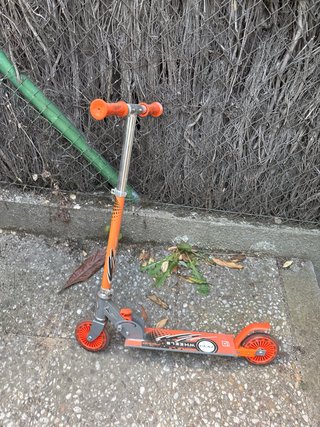 Patinete azul y naranja