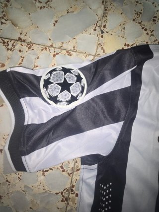 Camiseta Juventus Negra y Blanca