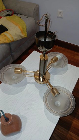 Lámpara de techo dorada y transparente