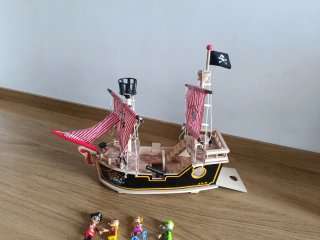 Barco Pirata de Madera con Accesorios