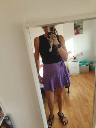Falda corta lunares Stradivarius morada