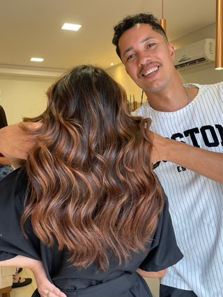 🇧🇷Peluquero brasileño especialista en colorimetría.