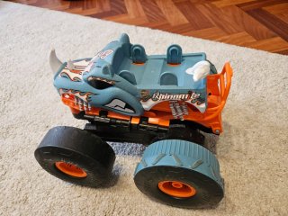 Coche Hot Wheels Rhinomite teledirigido gira 360°