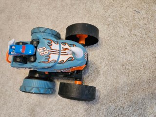 Coche Hot Wheels Rhinomite teledirigido gira 360°
