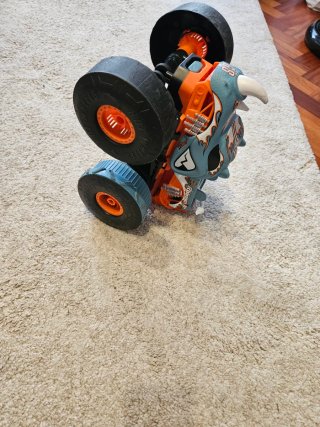 Coche Hot Wheels Rhinomite teledirigido gira 360°
