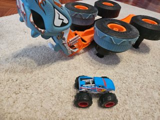 Coche Hot Wheels Rhinomite teledirigido gira 360°