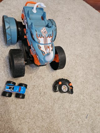 Coche Hot Wheels Rhinomite teledirigido gira 360°