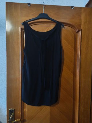 Blusa negra sin mangas