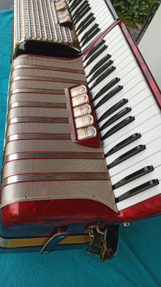 Acordeón Hohner Concerto III Rojo