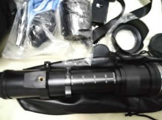 Mochila, teleobiettivo e filtri per fotocamera reflex