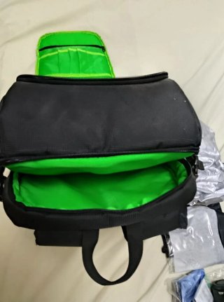Mochila, teleobiettivo e filtri per fotocamera reflex