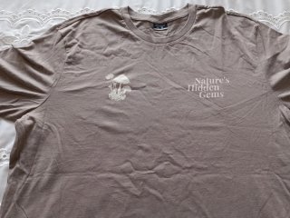 Camiseta beige con estampado de setas