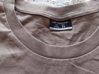 Camiseta beige con estampado de setas