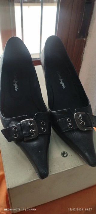 Zapatos de tacón negros y turquesa