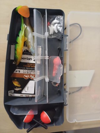 Caja de pesca con señuelos y flotadores