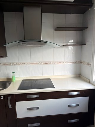 Muebles de cocina marrones y blancos
