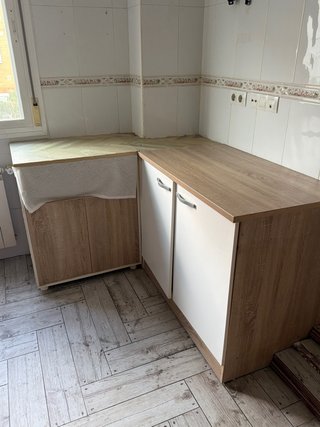Muebles de cocina marrones y blancos