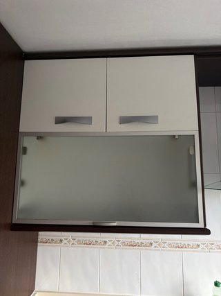 Muebles de cocina marrones y blancos