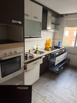 Muebles de cocina marrones y blancos