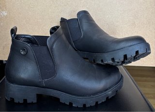 Botines negros con suela track