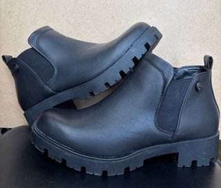 Botines negros con suela track